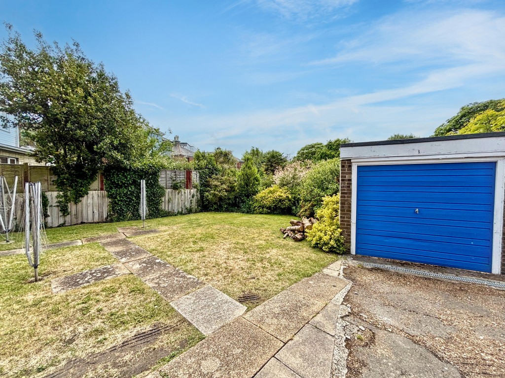 Lot: 120 - TWO-BEDROOM GROUND FLOOR FLAT WITH GARAGE CLOSE TO THE SEAFRONT - The Communal Gardens
